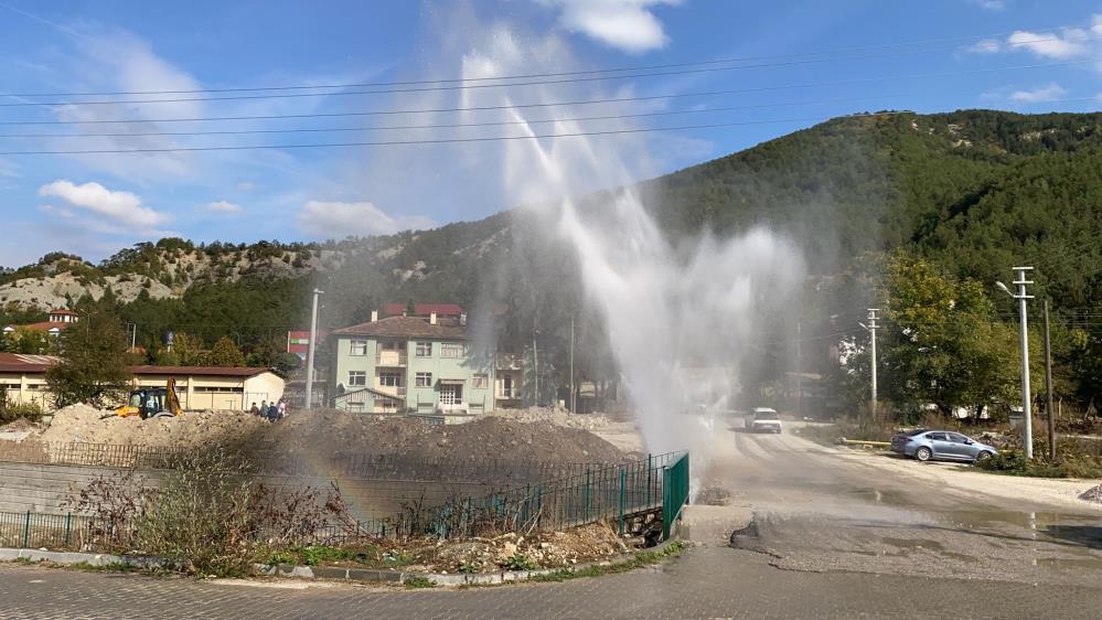 Doğalgaz çalışmasında su borusu patladı 