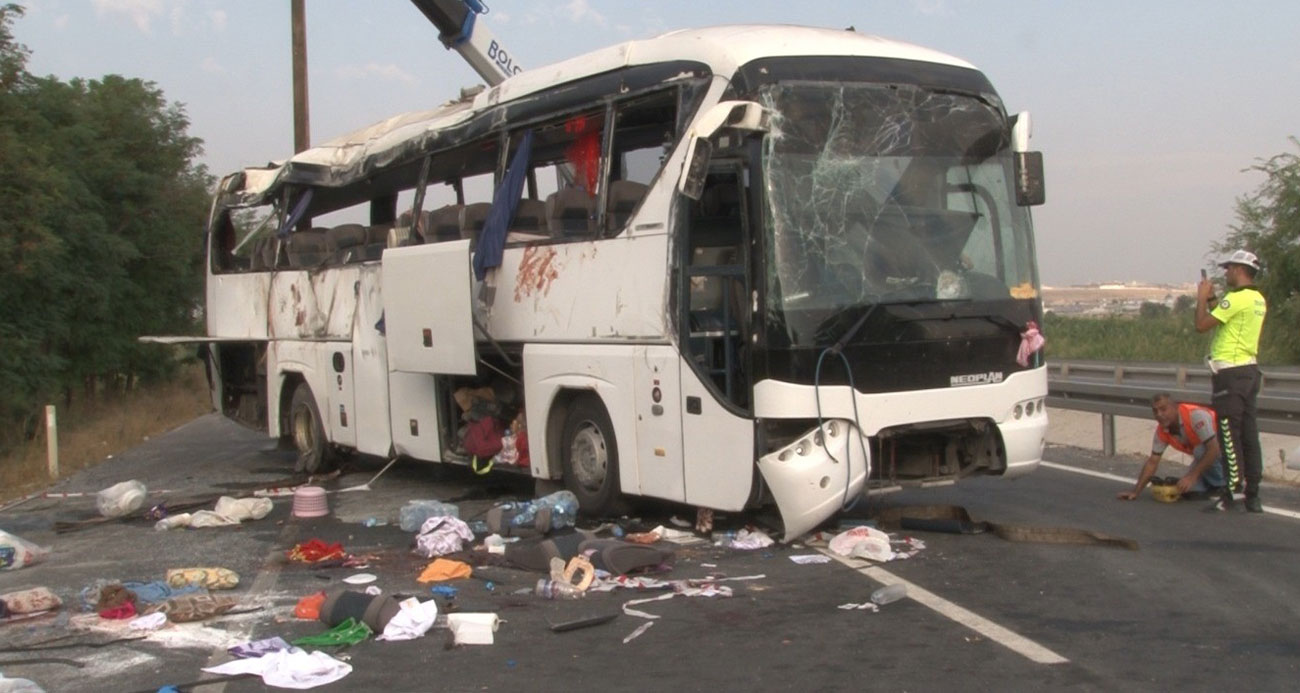 Düğün yolculuğu facia ile sonuçlandı: 1’i polis 6 kişi öldü, 42 kişi yaralandı 