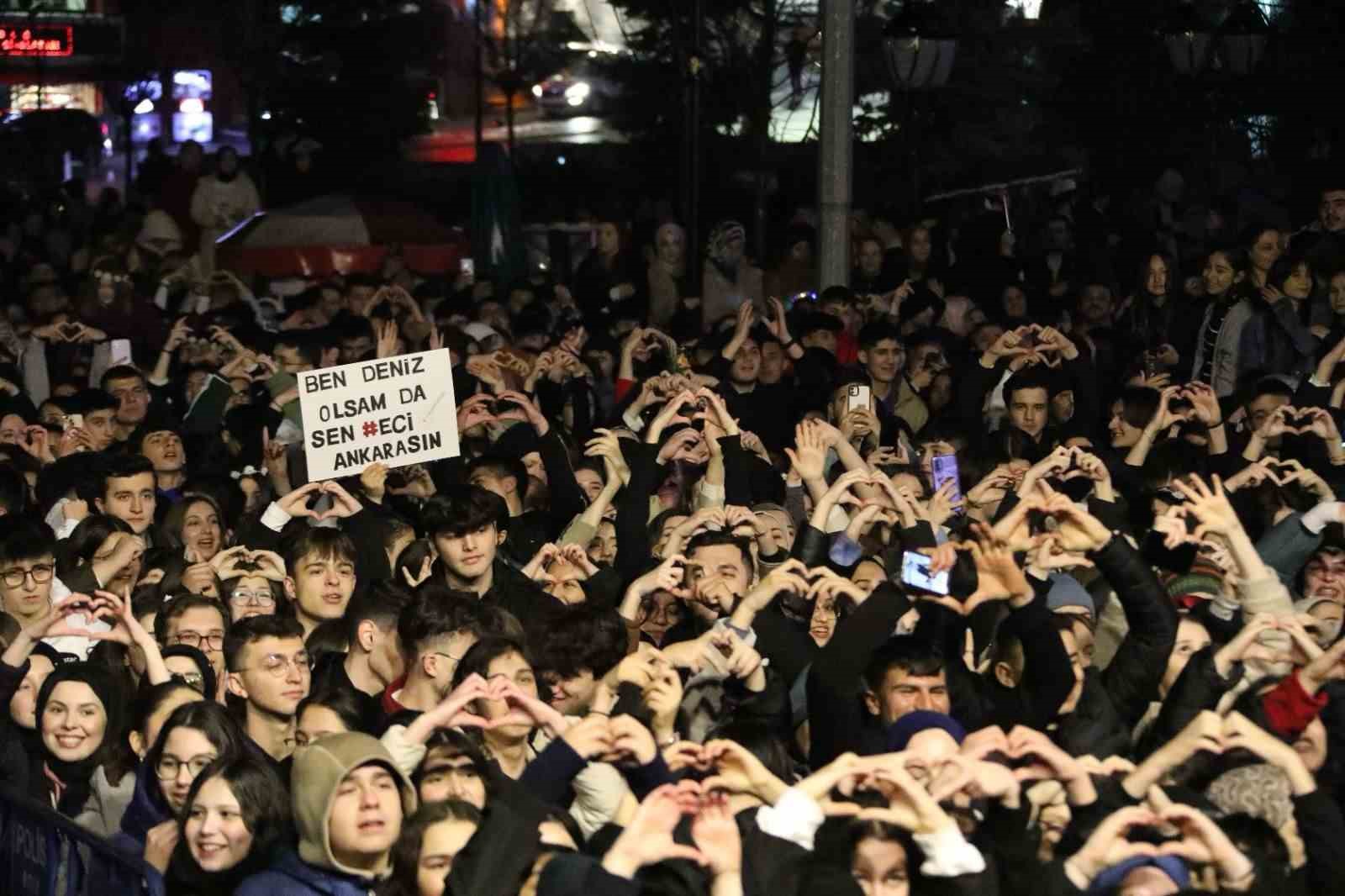 Emir Can İğrek, Bolululara yağmur altında muhteşem bir gece yaşattı...BoluNet