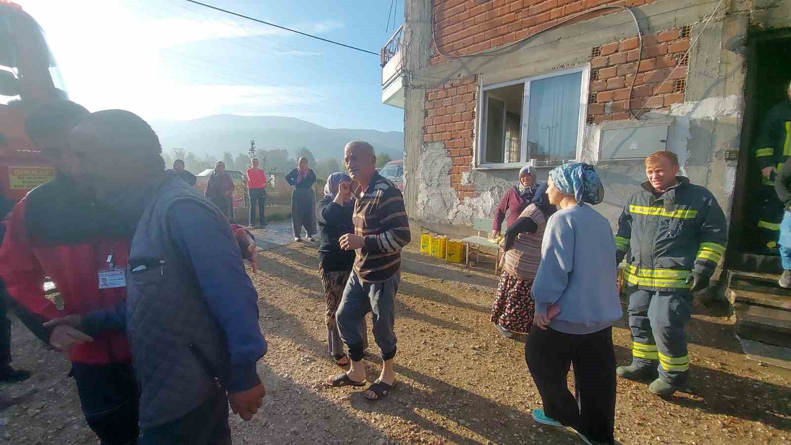 Evde yangın çıktı, 2 kişi hastanelik oldu 