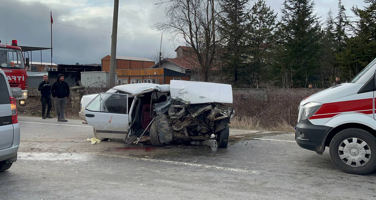 Forklifte çarpan otomobil kağıt gibi ezildi: 4 yaralı...BoluNet