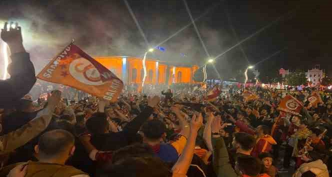 Galatasaray şampiyonluğunu ilan etti, Bolu'da vatandaşlar sokağa döküldü