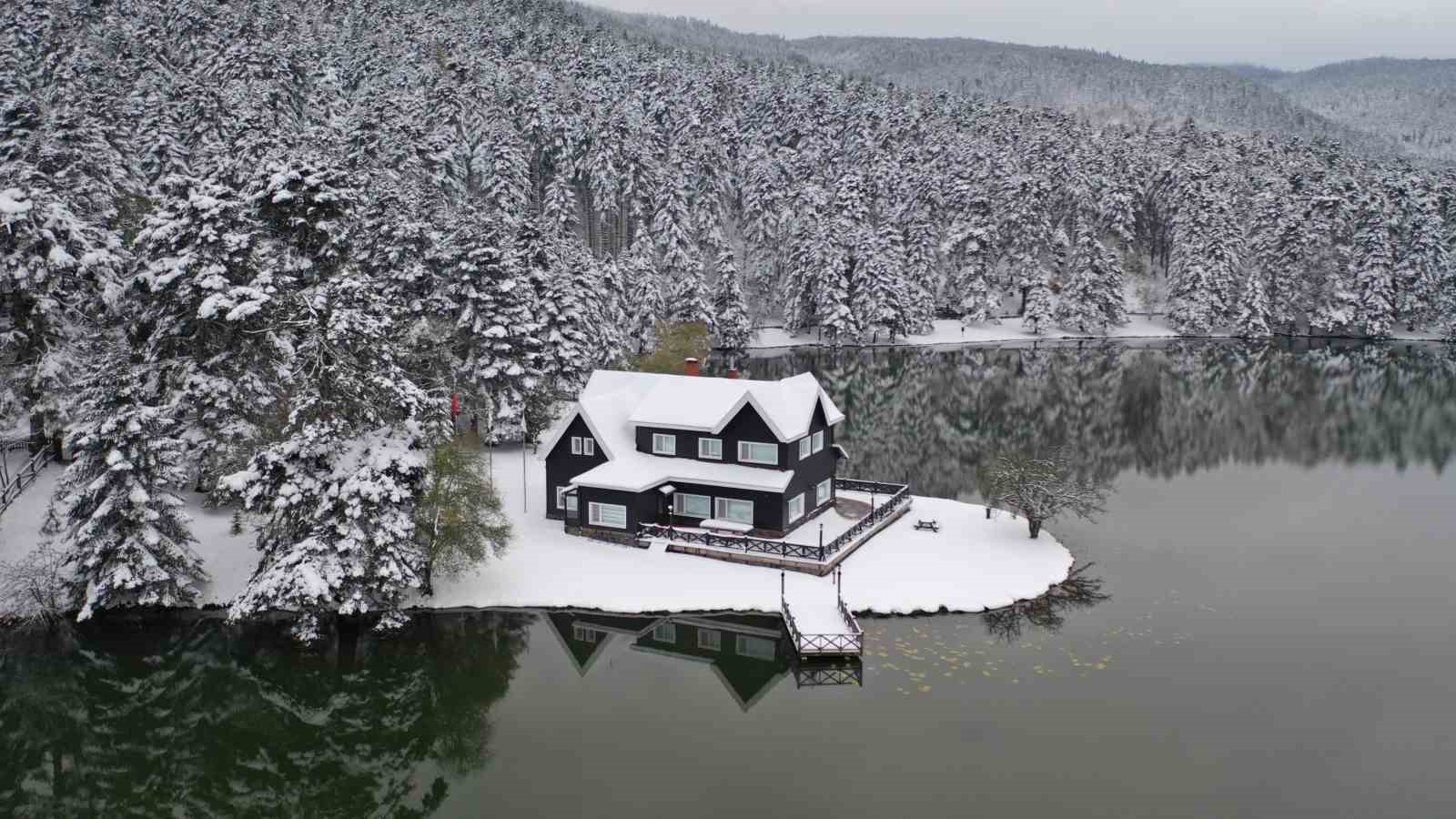 Gölcük Tabiat Parkı’nın masalsı kış manzarası 