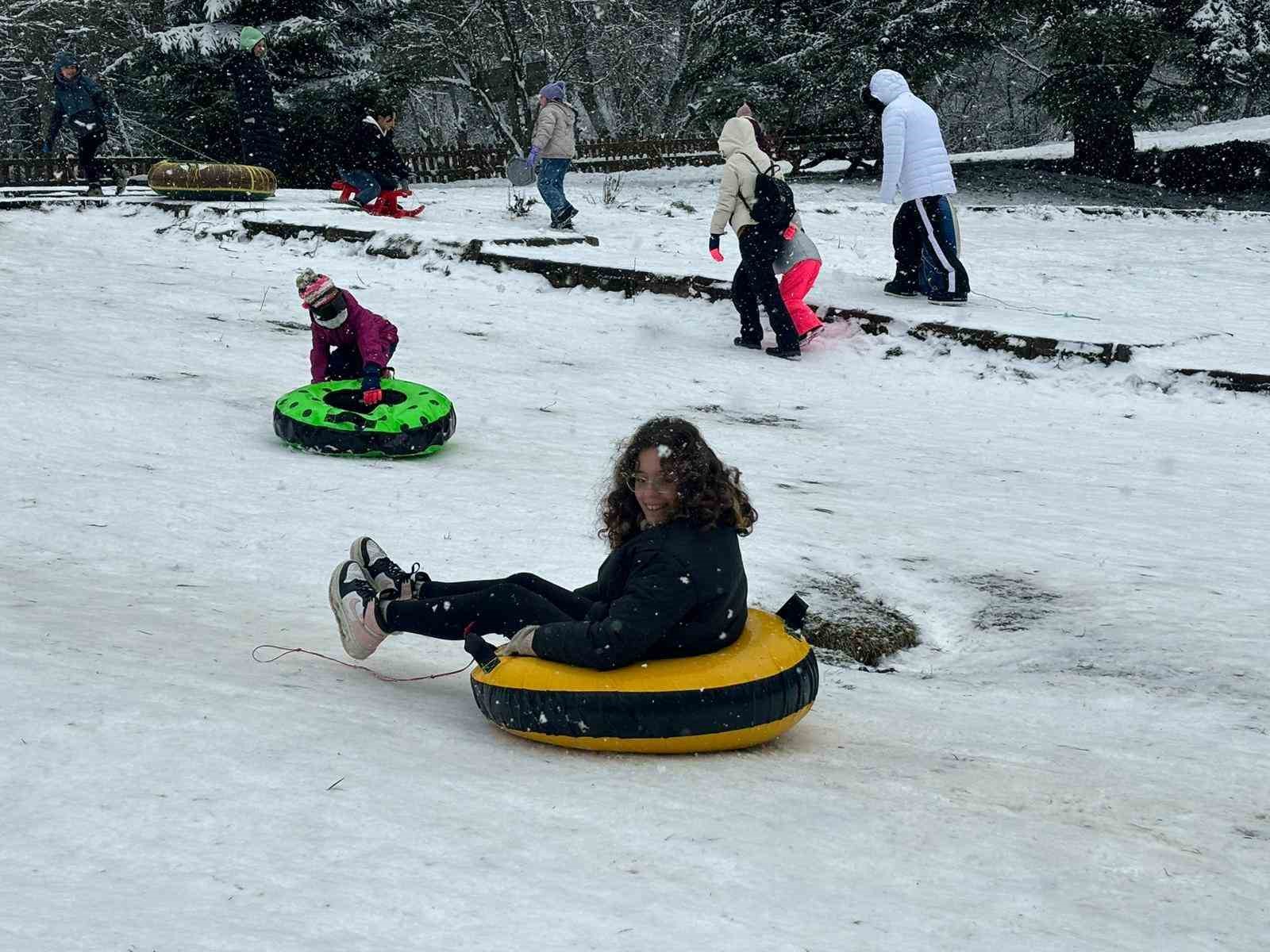 Gölcük’te kar yağışının tadını şambrellerle kayarak çıkardılar...BoluNet