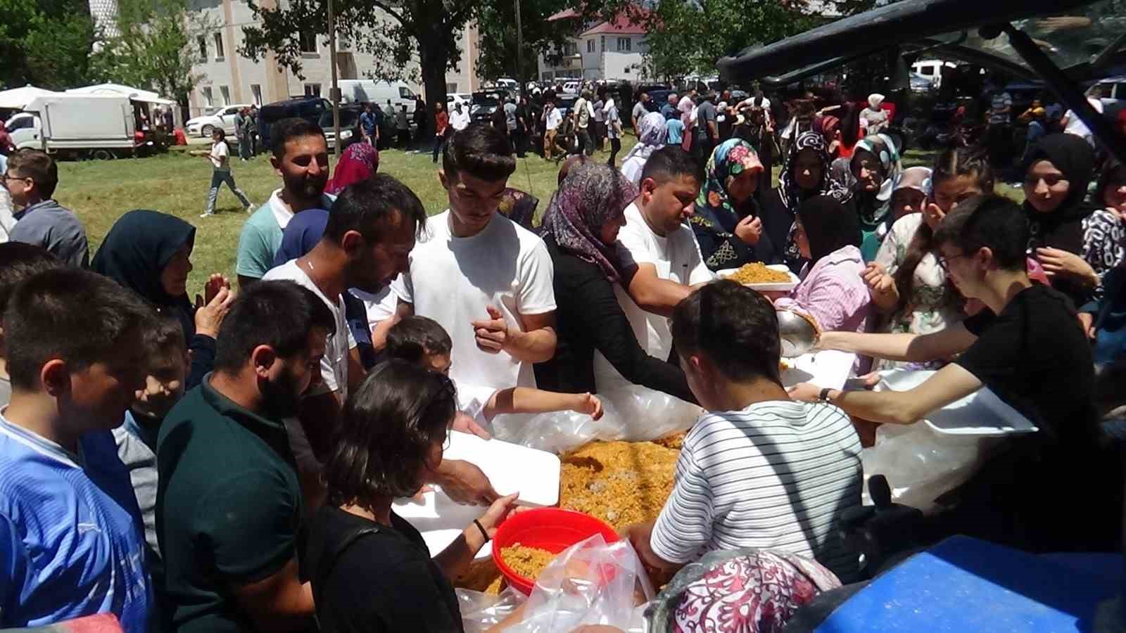 Hacet Bayramı’na binlerce kişi akın etti: Kazan kazan kavurma ve pilav dağıtıldı...BoluNet