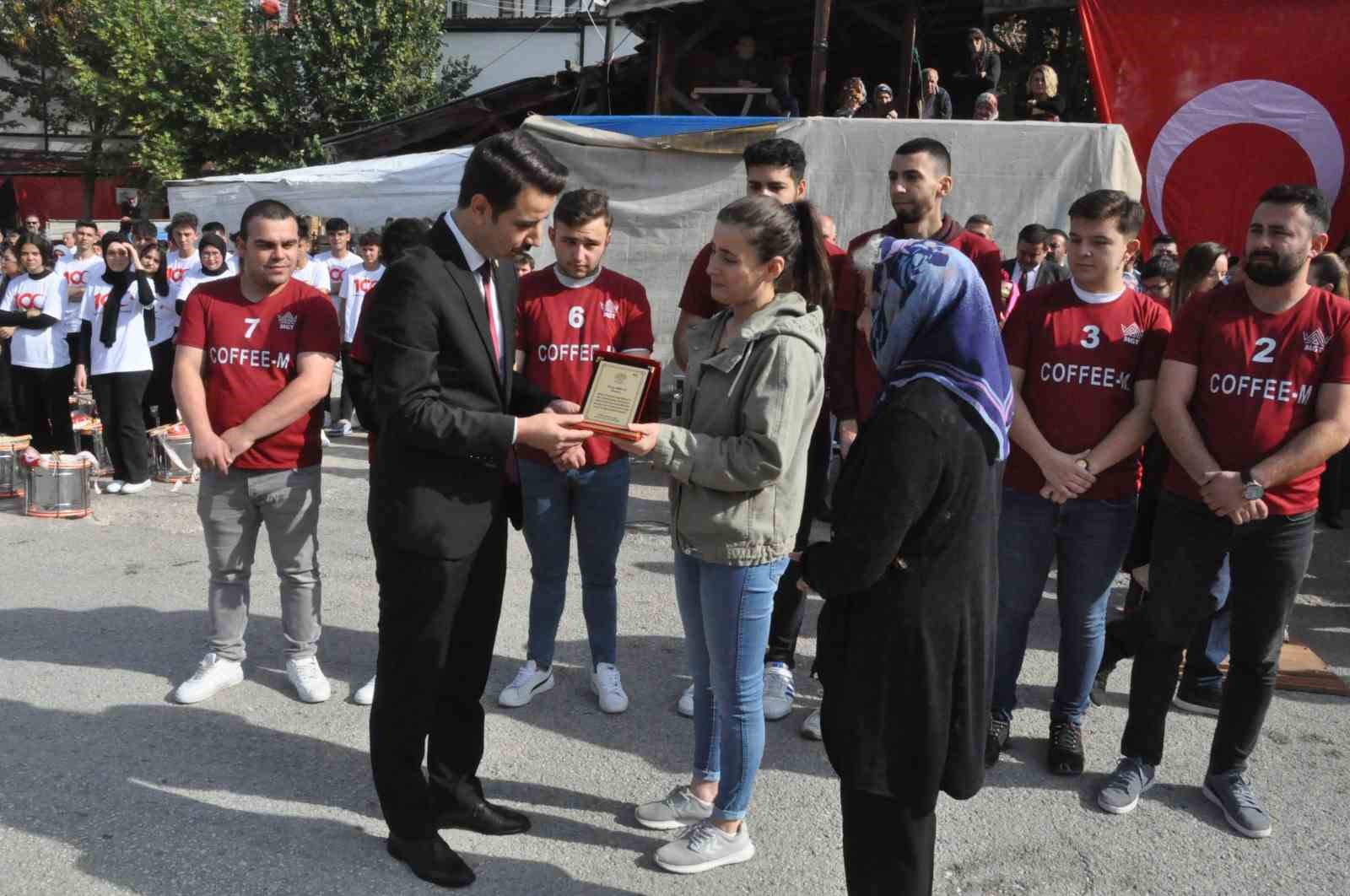 Hayatını kaybeden belediye personelinin ailesine plaket verildi 