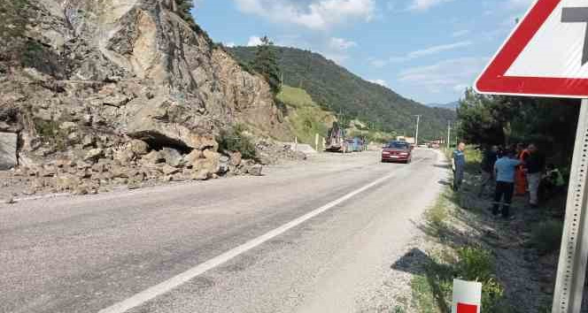 Heyelan nedeniyle dağdan kopan kaya parçaları yolu kapattı