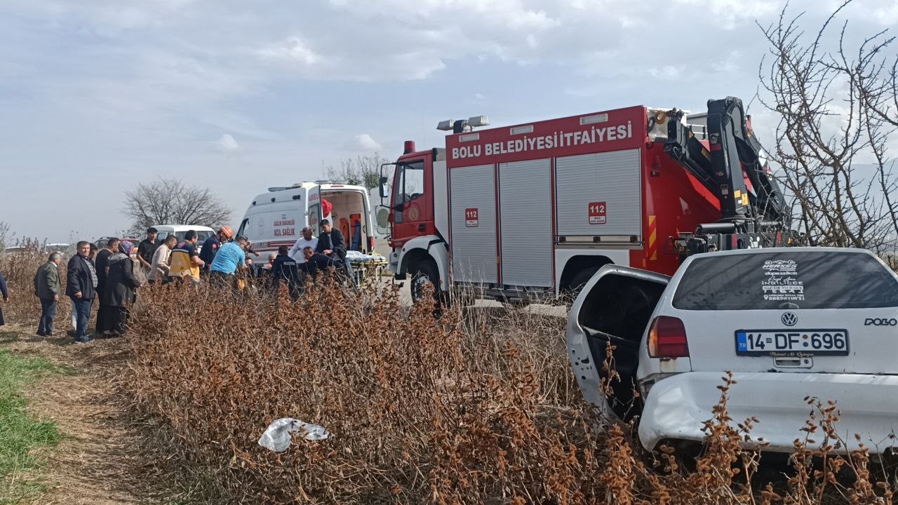 İki ağacı deviren otomobil kullanılamaz hale geldi: 2 yaralı 