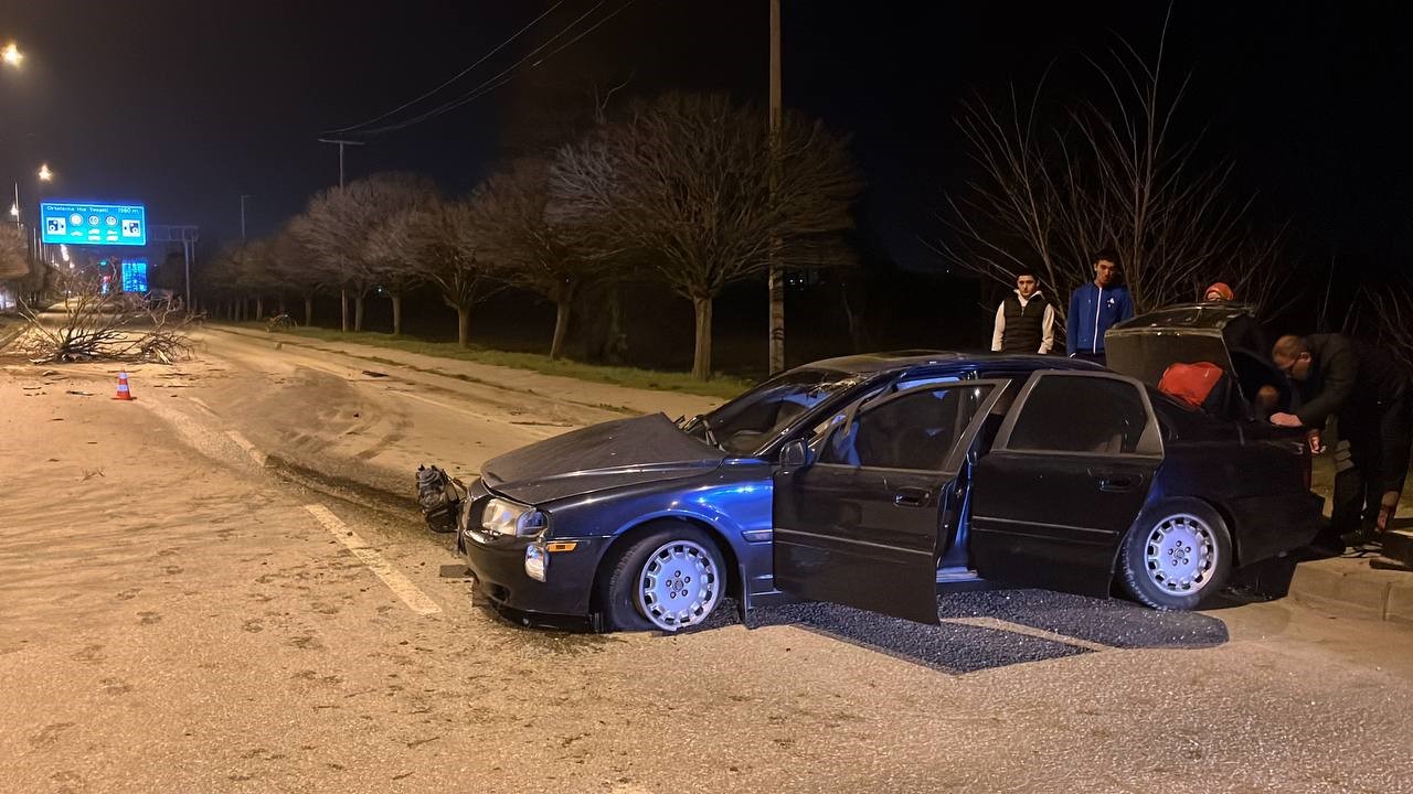 İki ağacı kökünden söken otomobil, karşı şeride uçtu: Sürücünün burnu bile kanamadı...BoluNet