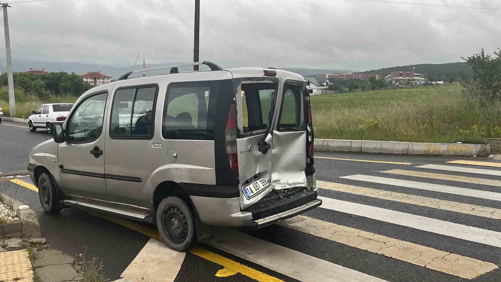 Işıkta durmayan kamyonet, ticari araca çarptı: 2 yaralı ...BoluNet