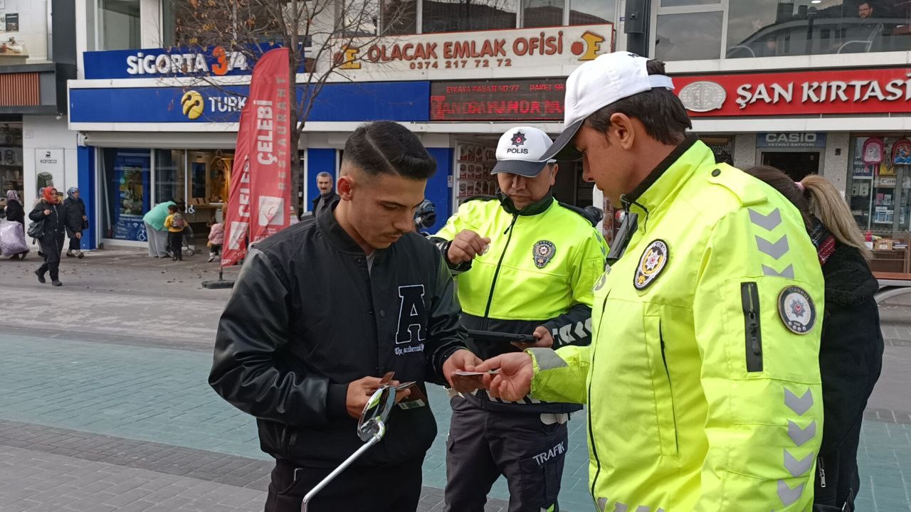 Kapalı caddeye motosikletle girenlere ceza kesildi 