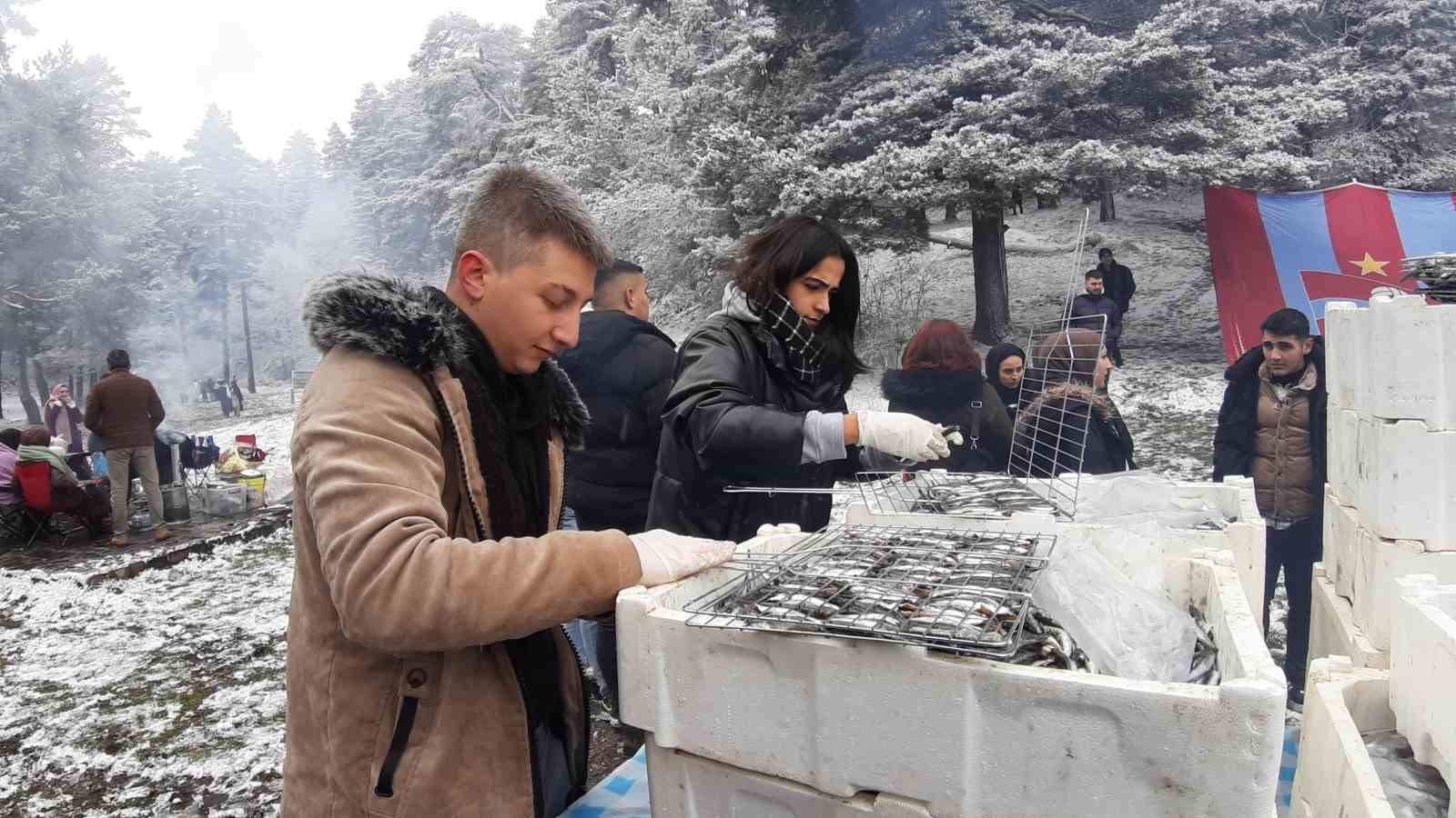 Karlar altında hamsi festivali: 2 ton hamsi tükettiler...BoluNet