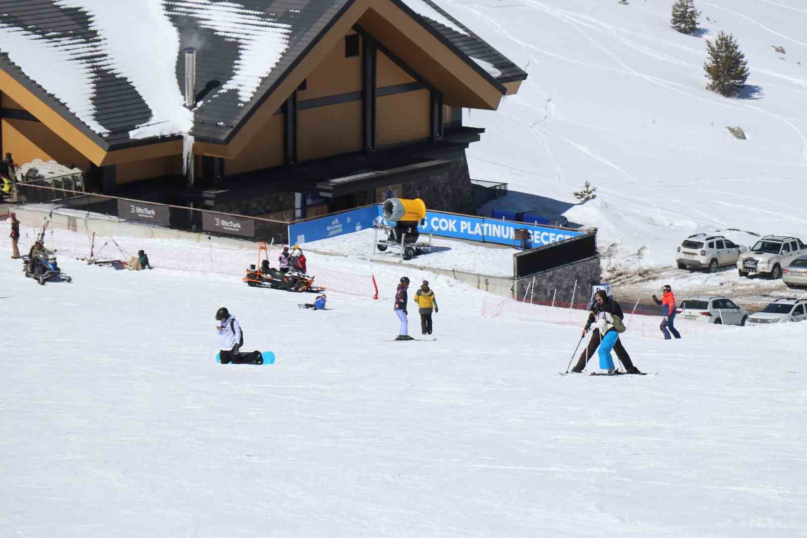 Kartalkaya’da kayak sezonu kapandı: Son günde kayağın tadını çıkardılar...BoluNet