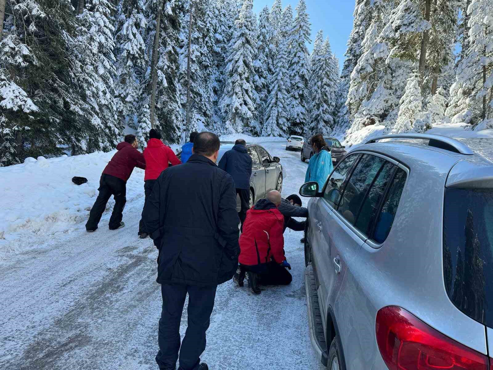 Kartalkaya yolu tatilcilere çile oldu: Yolda kalan araçları iterek kurtarmaya çalıştılar...BoluNet