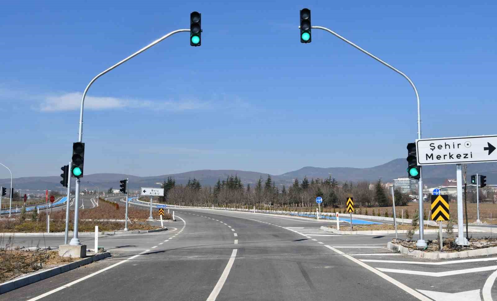 Kaza üzerine kaza olan kavşağa trafik ışık sistemi kuruldu...BOLUNET