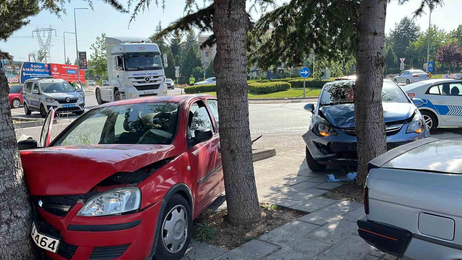 Kaza yapan iki otomobil ağaca çarparak durabildi: 2 yaralı...BoluNet