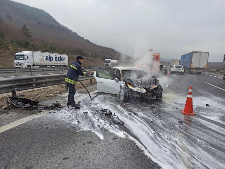 Kaza yapan otomobil alev alev yandı...BoluNet