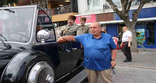 Kendi imkanıyla yaptığı Atatürk'ün makam aracının replikasıyla şehir şehir geziyor