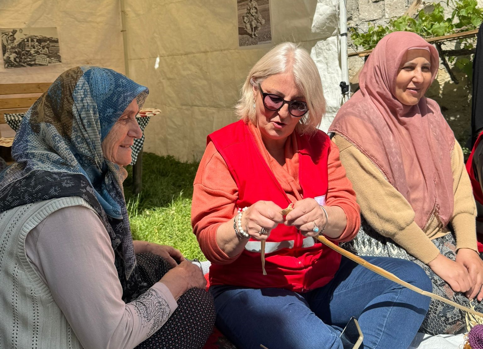 Kızılay gönüllüleri, köydelerdeki anneleri unutmadı...BoluNet