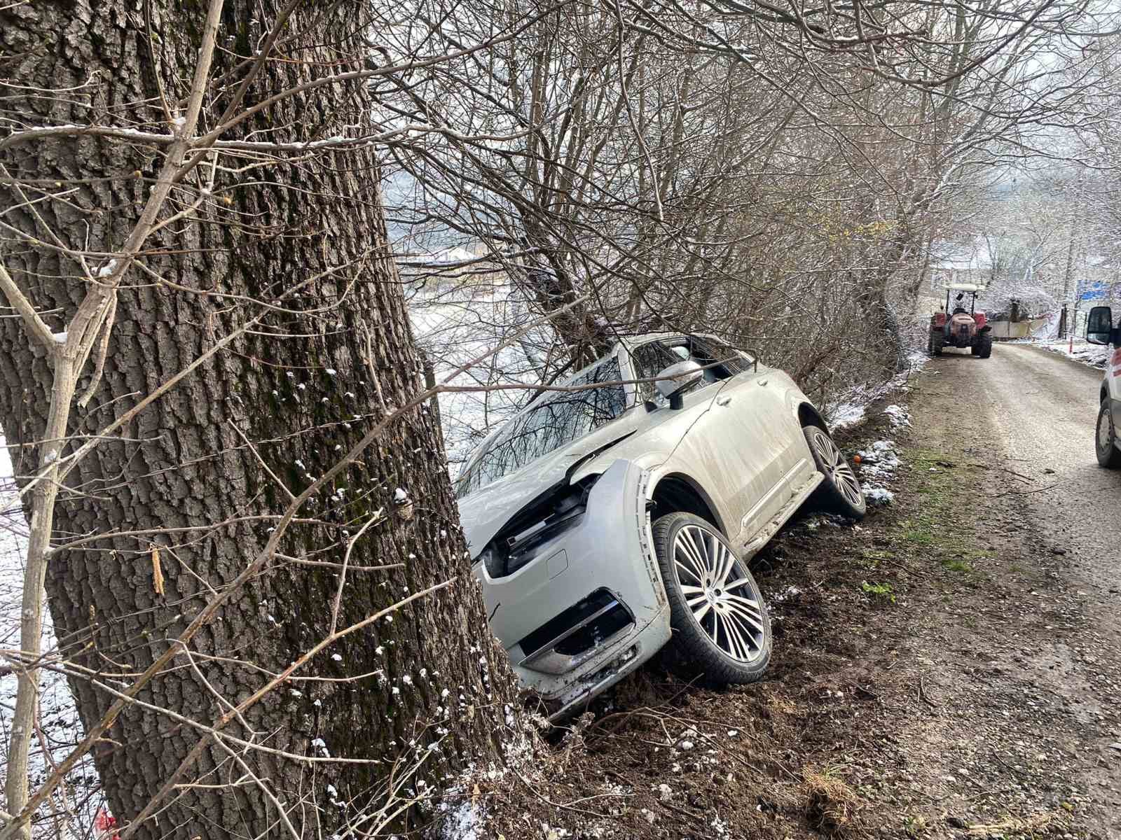 Kontrolden çıkan cip ağaca çarptı: 3 yaralı...BoluNet