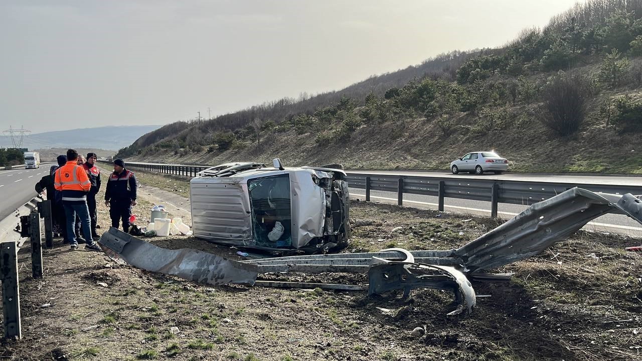 Kontrolden çıkan hafif ticari araç bariyerleri yerinden söktü: 1 yaralı...BoluNet