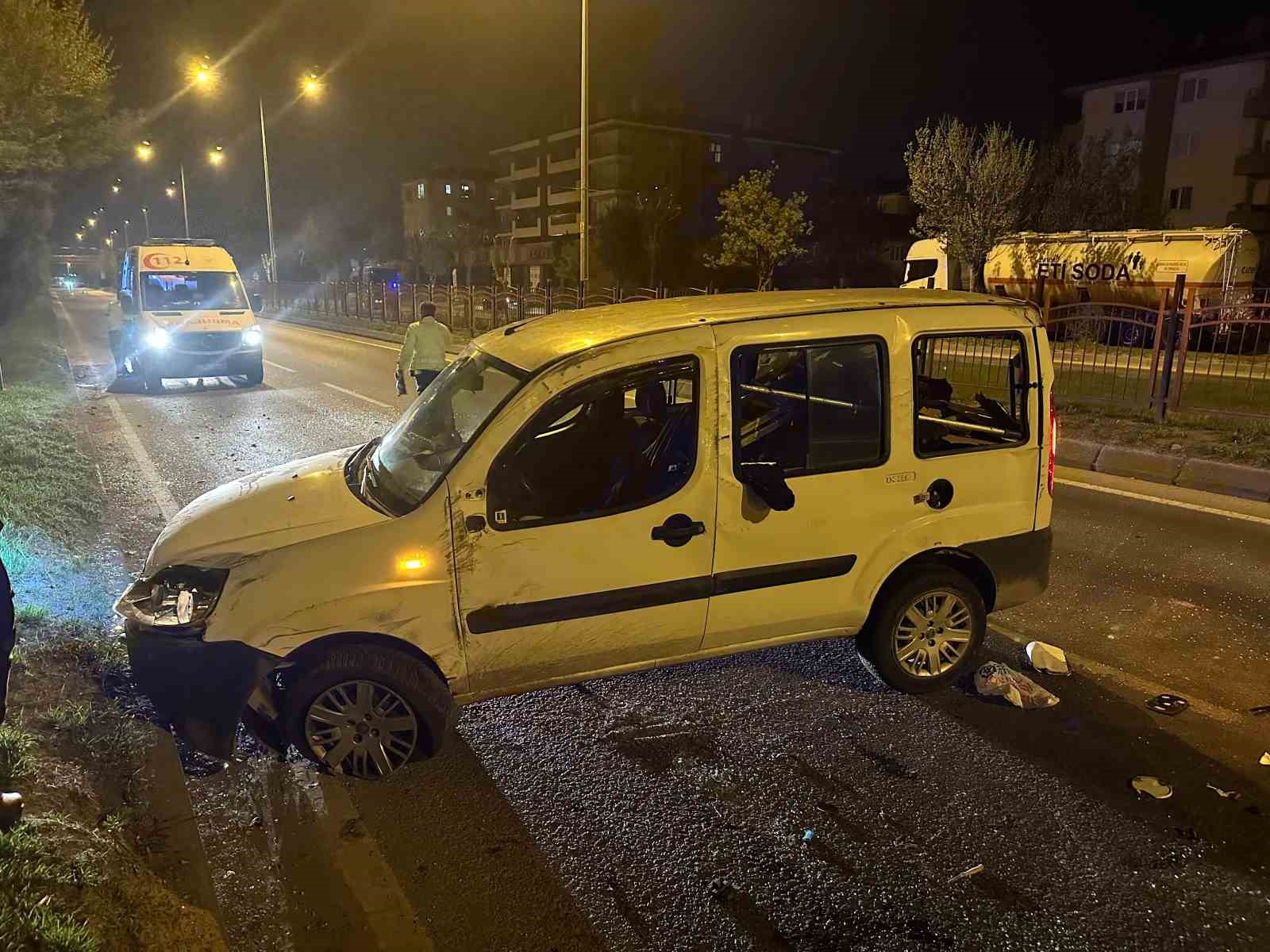 Kontrolden çıkan hafif ticari araç, refüje çarptı: 2 yaralı BoluNet