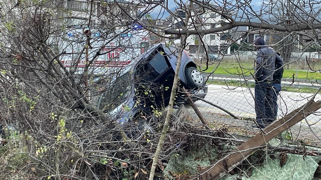 Kontrolden çıkan otomobil evin bahçesine devrildi...BoluNet