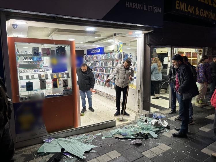 Kontrolden çıkan otomobil iki dükkana çarptı: Dükkan camları paramparça oldu...BoluNet