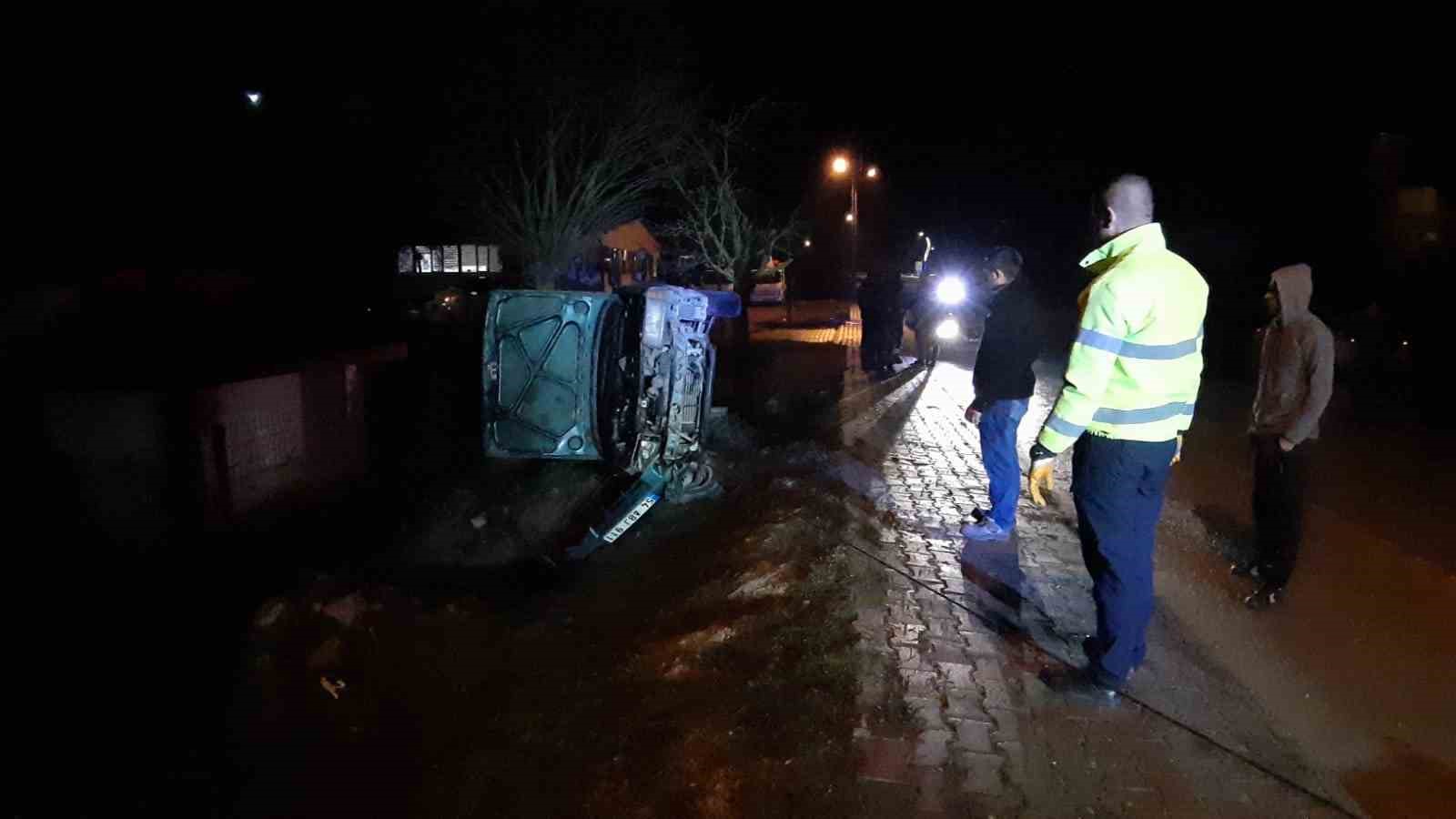 Kontrolden çıkan otomobil yan yattı: 2 yaralı...BoluNet