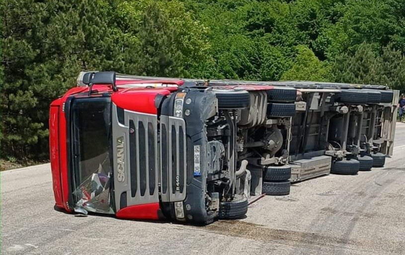 Kontrolden çıkan tır devrildi: 1 yaralı ...BoluNet