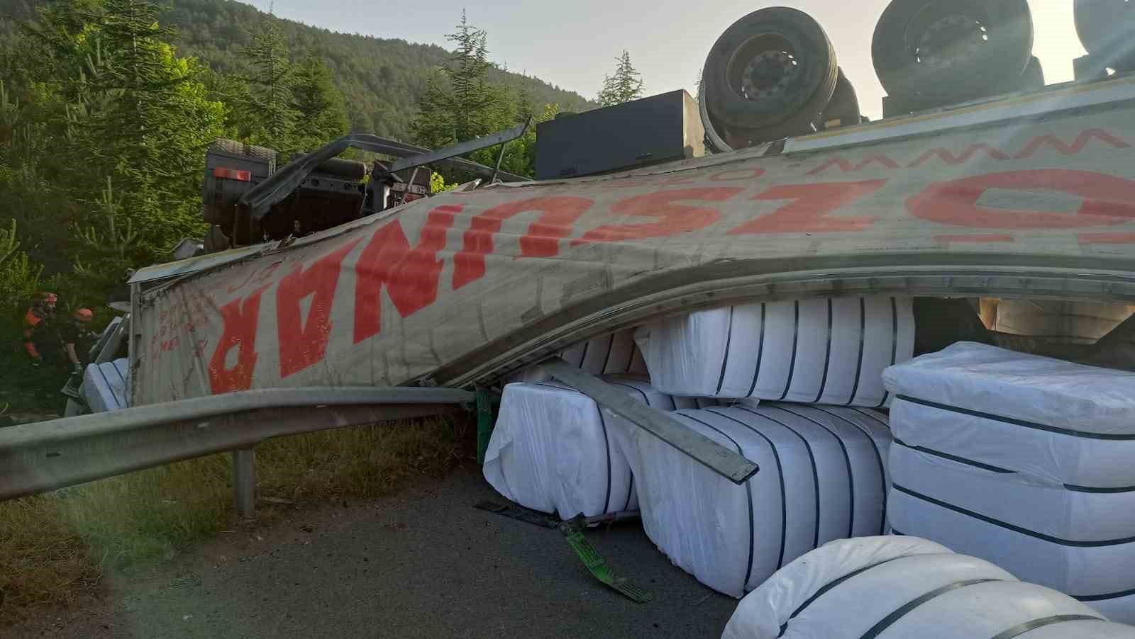 Kontrolden çıkan tır tepetaklak oldu: 1 yaralı ...BoluNet