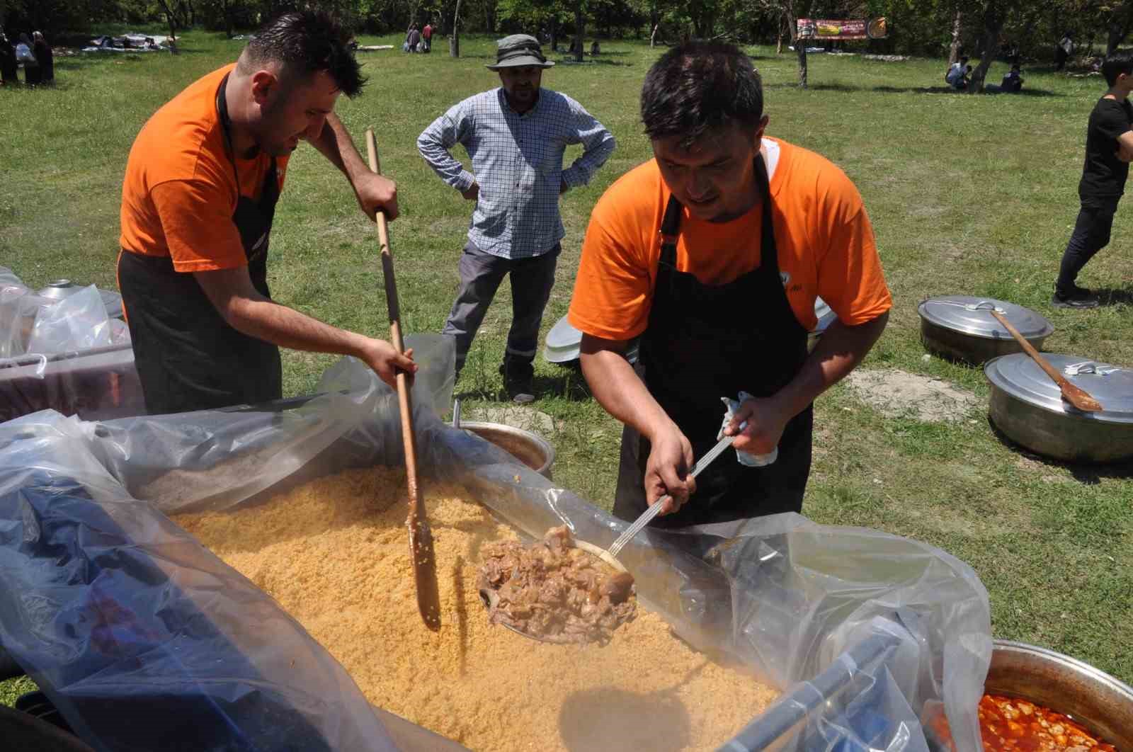 Köyde bayram coşkusu: Kazanlar kuruldu, yemekler pişirildi ...BoluNet