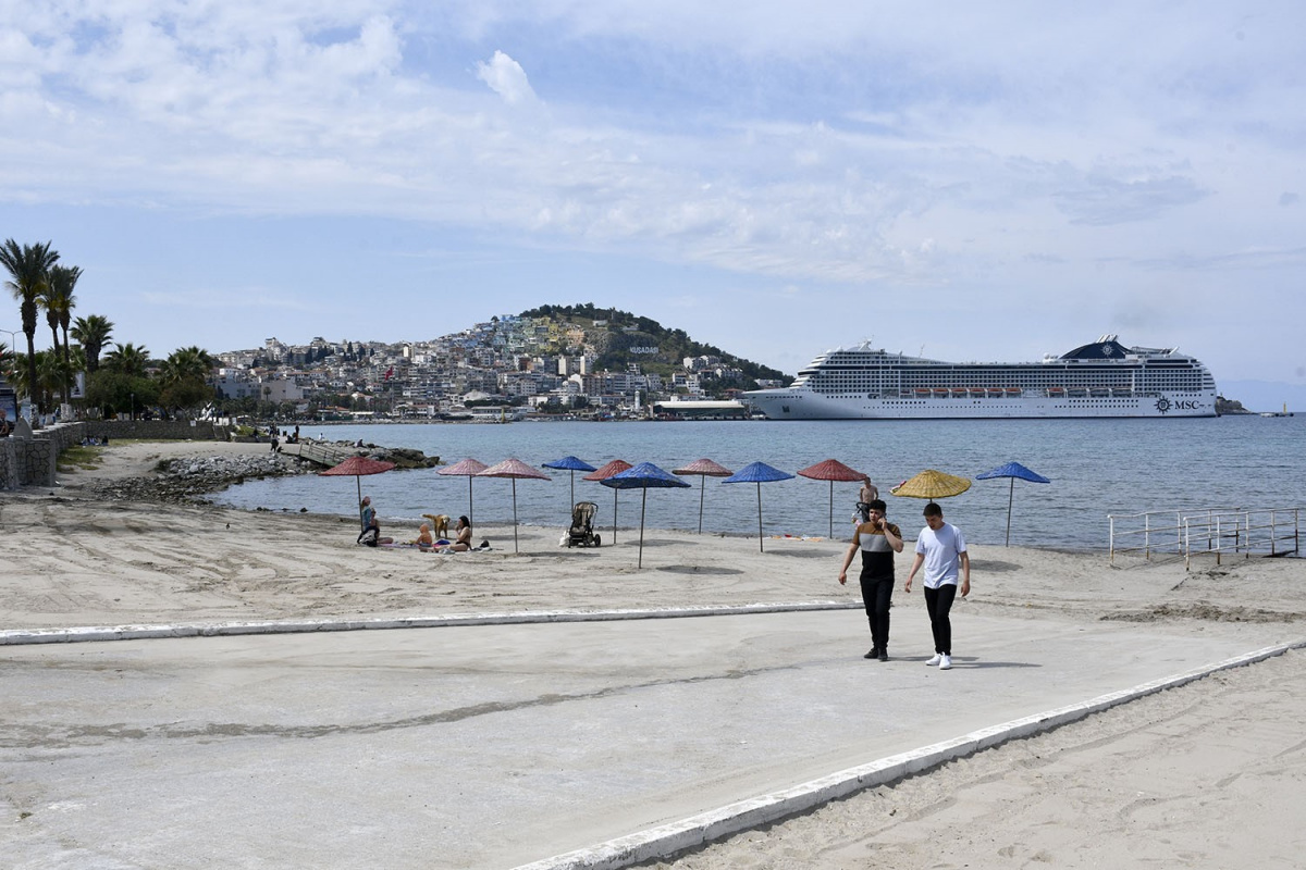 Kuşadası'nın plajları yaza hazırlanıyor