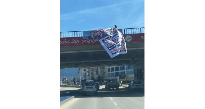 Meral Akşener'e pankartlı protesto: 