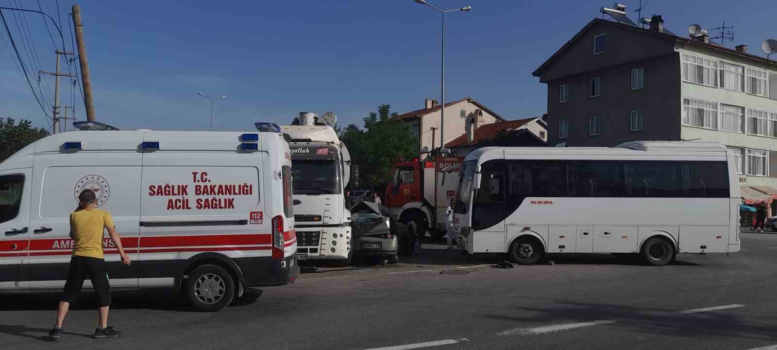 Midibüs ve kamyonun arasında otomobil kağıt gibi ezildi: 1 yaralı ...BoluNet