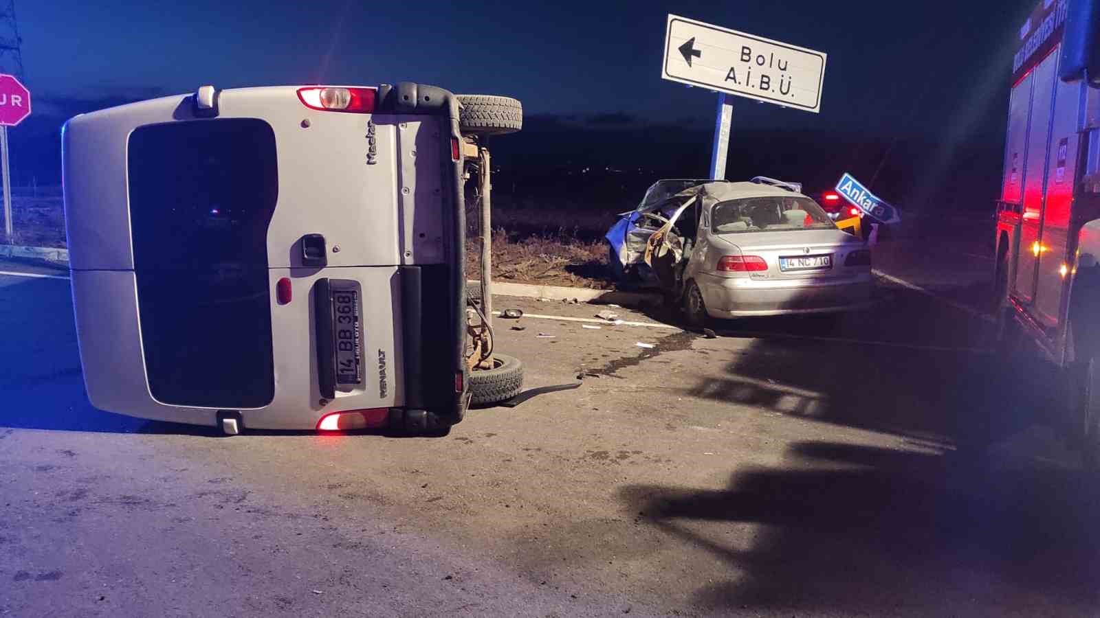 Minibüs ile otomobil çarpıştı: Araçta sıkışan sürücü yaralandı...BoluNet