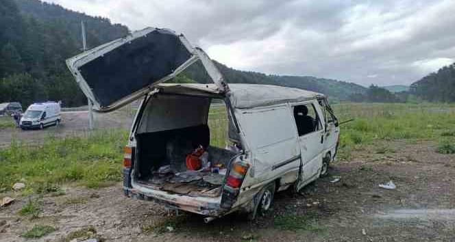 Minibüs kontrolden çıktı, defalarca takla attı: 2 yaralı