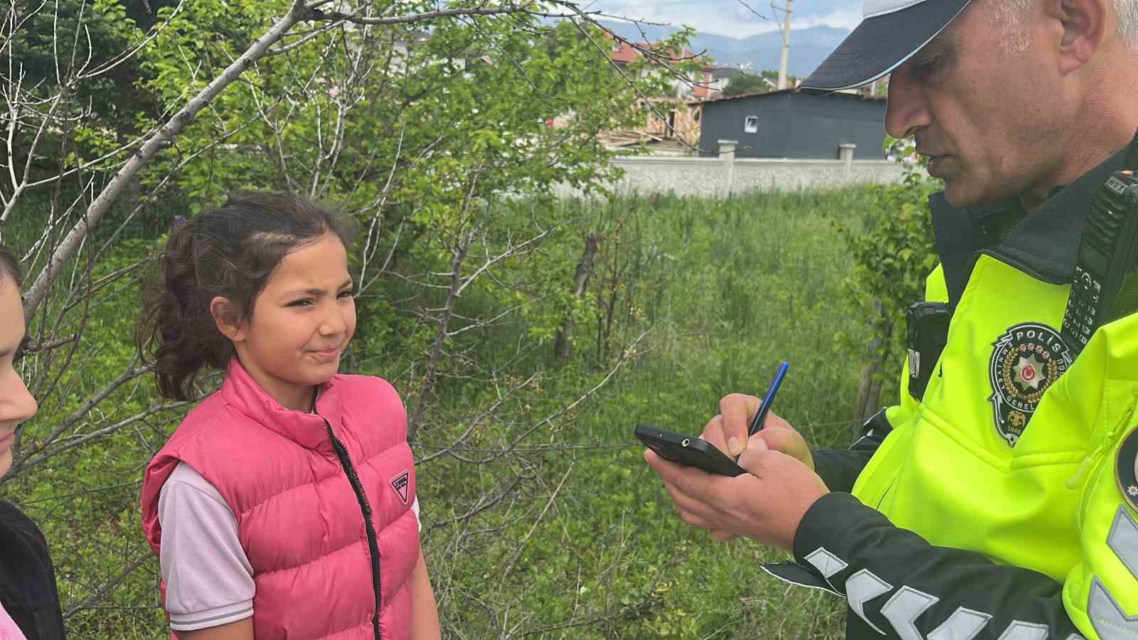 Minik öğrenciye yol vermedi, duyarlı öğrenci gereğini yaptı ...BoluNet