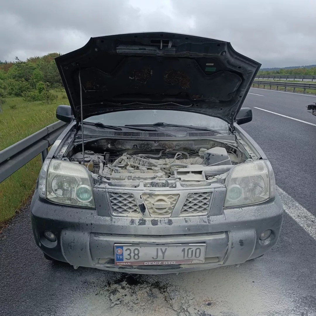 Motor kısmından alev alan cip, sürücüsünün müdahalesiyle yanmaktan kurtuldu...BoluNet