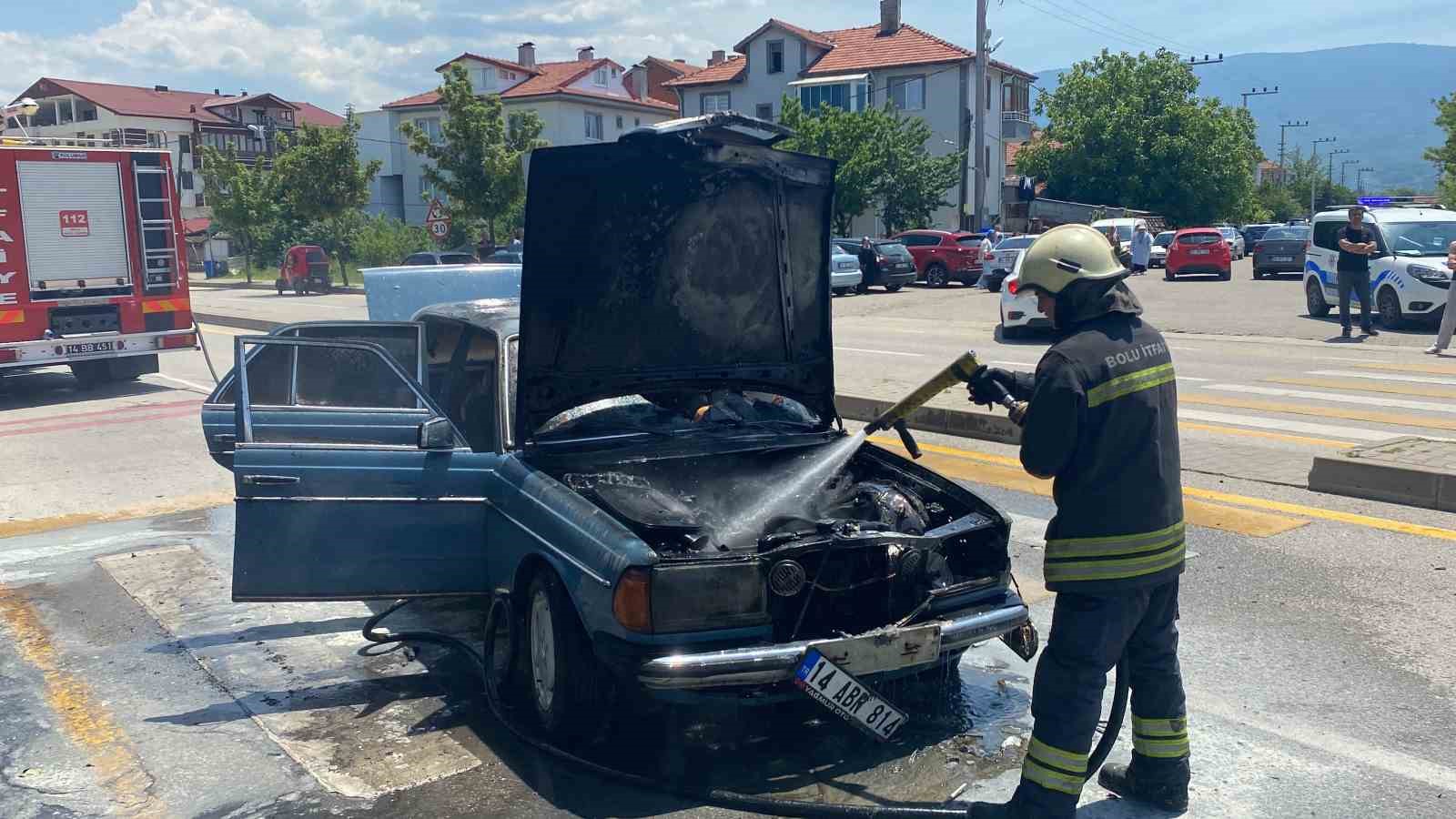 Motor kısmından alev alan otomobil kullanılamaz hale geldi ...BoluNet