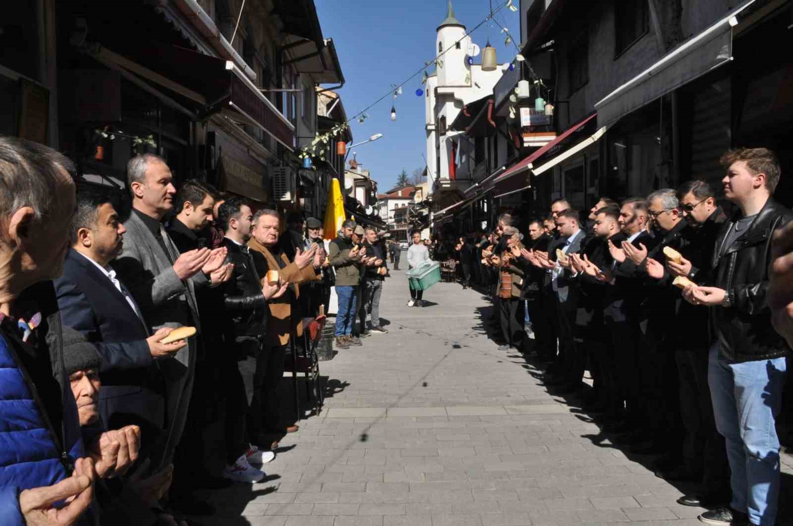 O ilçede her cuma dua vaktinde hayat duruyor ...BOLUNET