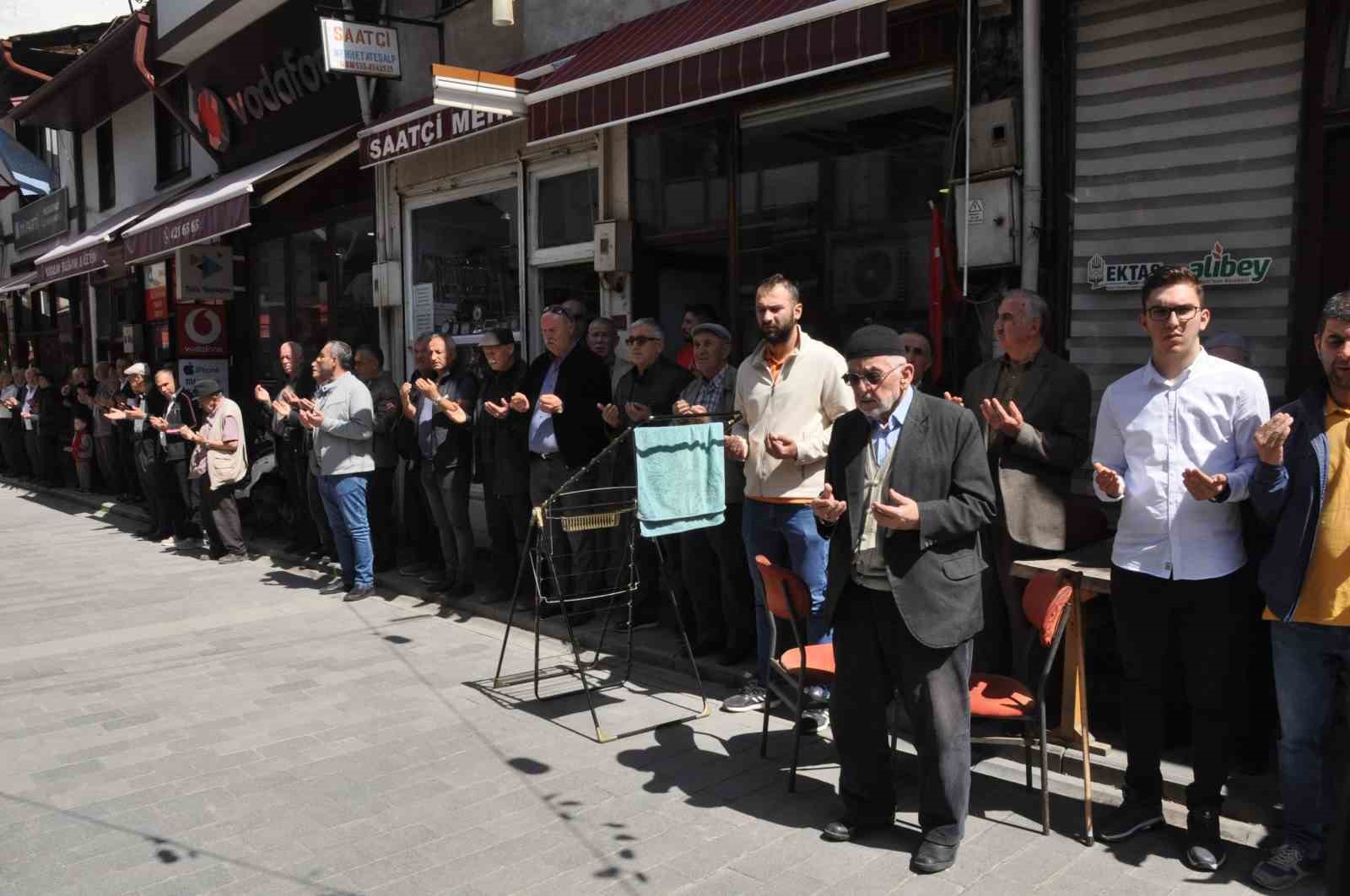 Onlarca esnaf, Ramazan ayının son Cuma’sında ellerini semaya açtı...BoluNet