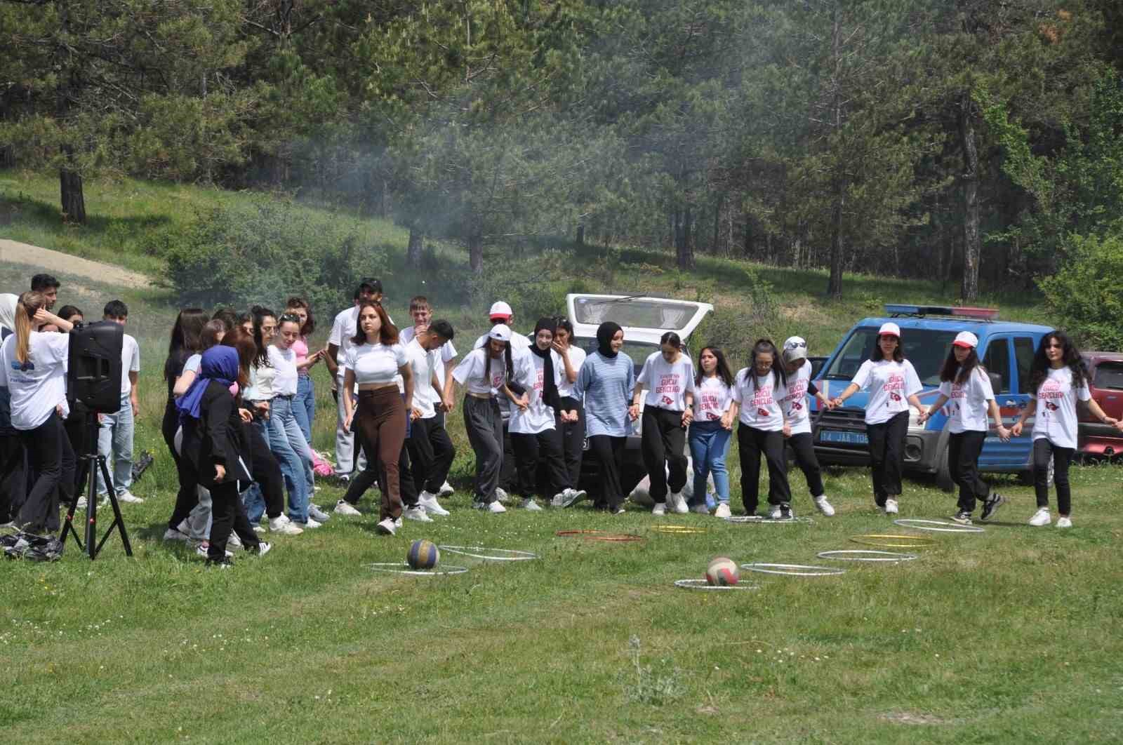 Onlarca genç 4 kilometre yürüdü...BoluNet