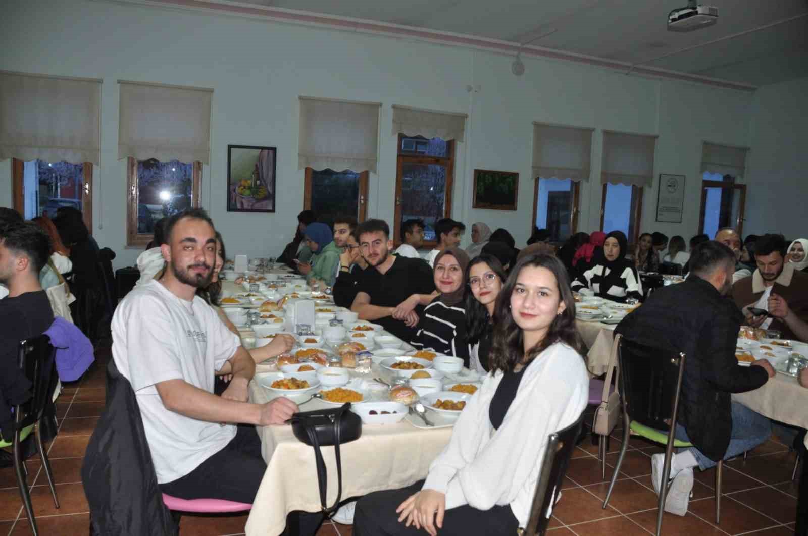 Onlarca öğrenci iftarda bir araya geldi...BoluNet