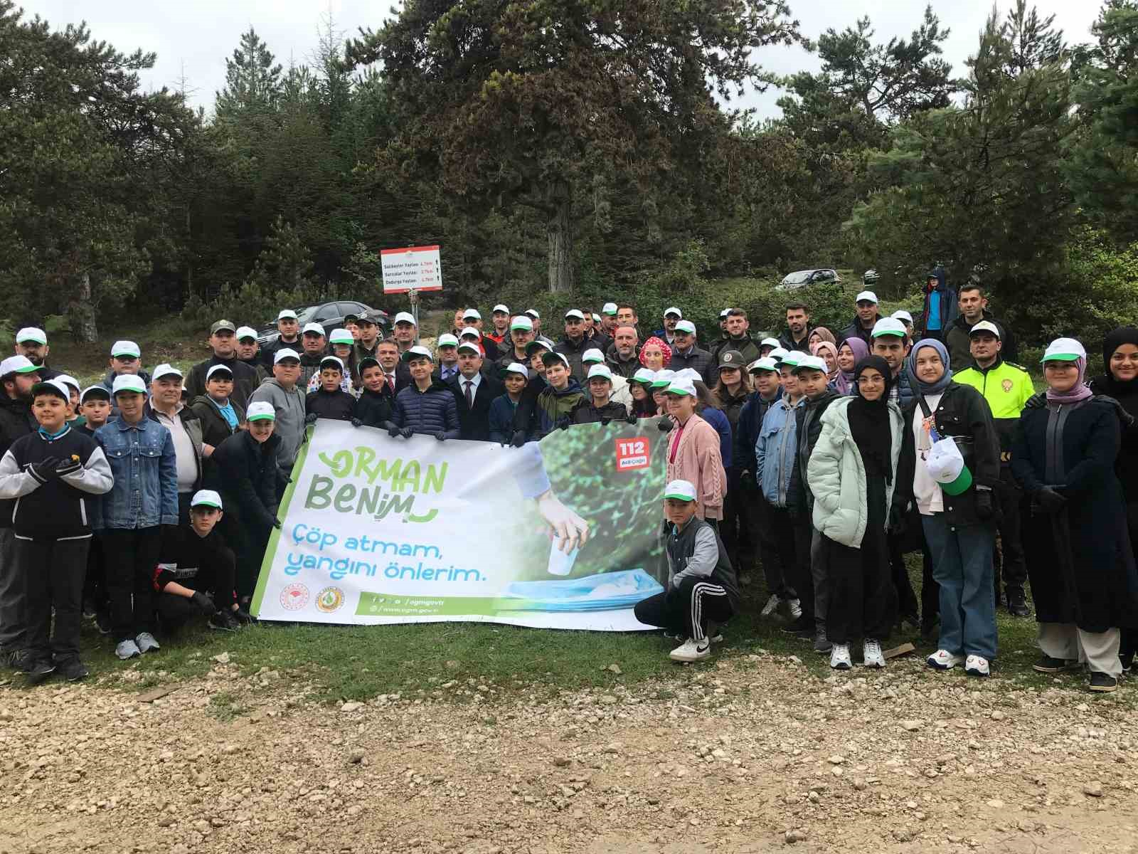 Ormana atılan çöpler el birliğiyle toplandı ...BoluNet