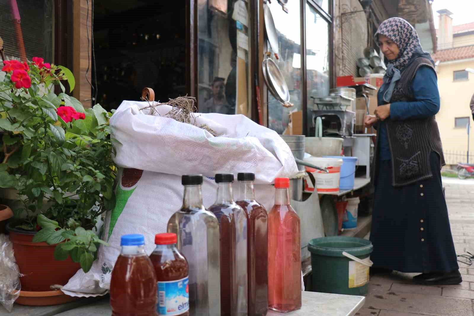 Ormandan topladığı kekiklerden şifa deposu üretiyor 