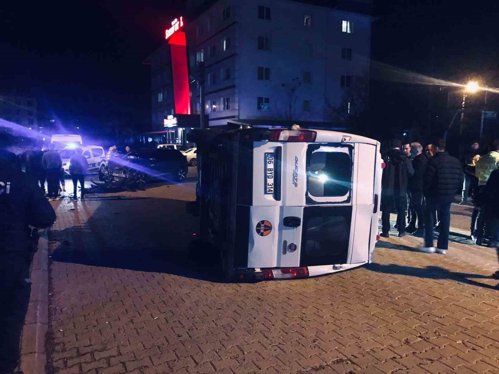 Otomobil ile çarpışan minibüs devrildi: 2 yaralı...BoluNet