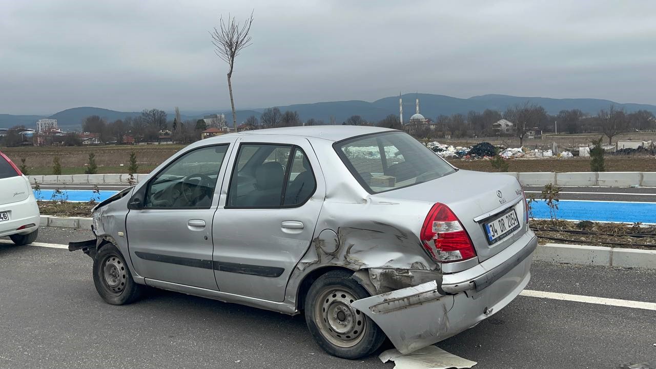 Otomobil ile tırın çarpıştığı kazada şans eseri yaralanan olmadı...BoluNet