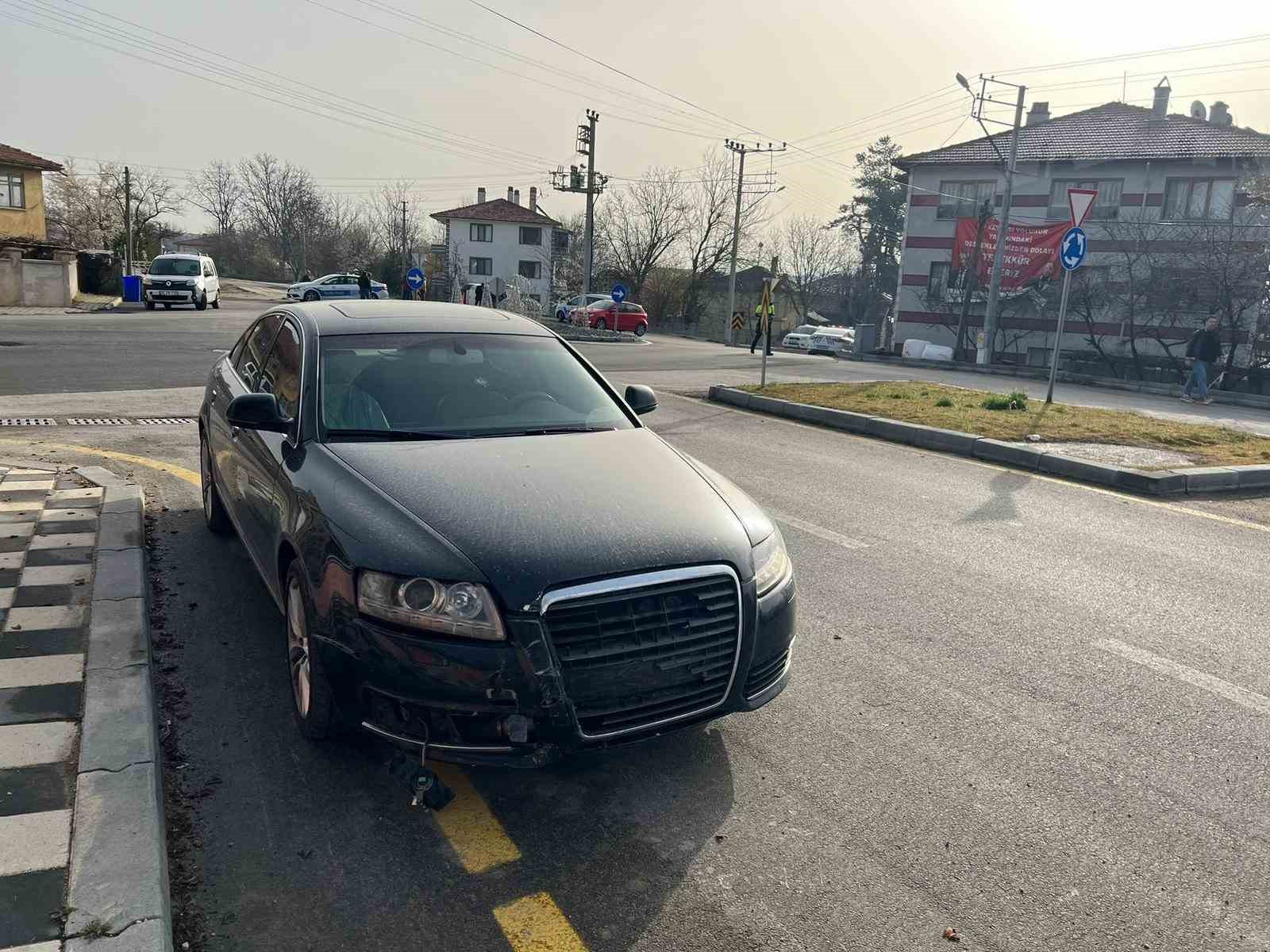 Otomobille çarpışan hafif ticari araç devrildi: 1 yaralı...BoluNet