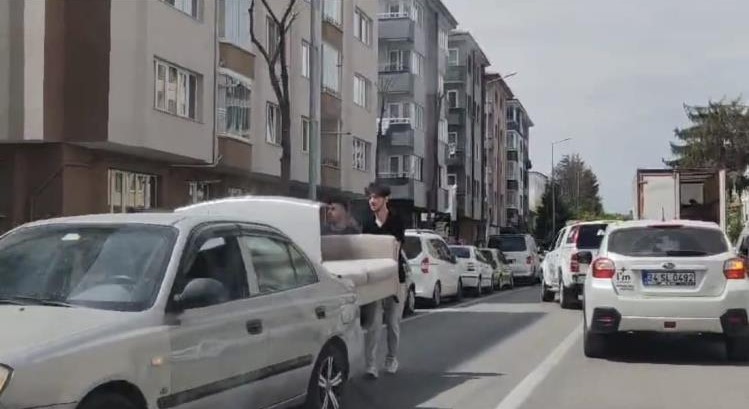 Otomobille koltuğu böyle taşıdılar ...BoluNet